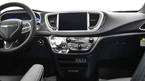 2025 Chrysler Voyager LX