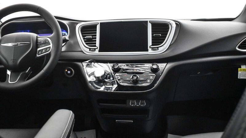 2025 Chrysler Voyager LX