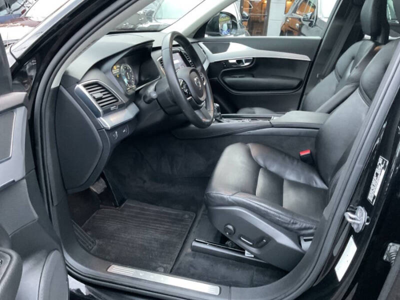 2016 Volvo XC90 T6 Momentum