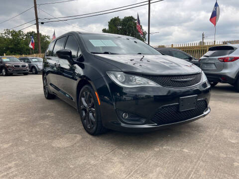 2020 Chrysler Pacifica for sale at Fiesta Auto Finance in Houston TX