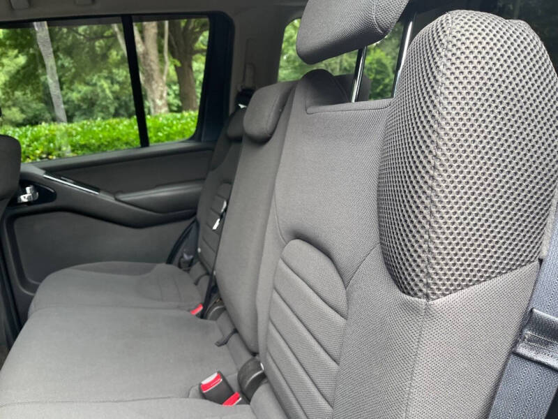 2011 Nissan Pathfinder LE