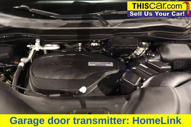 2019 Honda Pilot Touring w/Rear Captain's Chairs