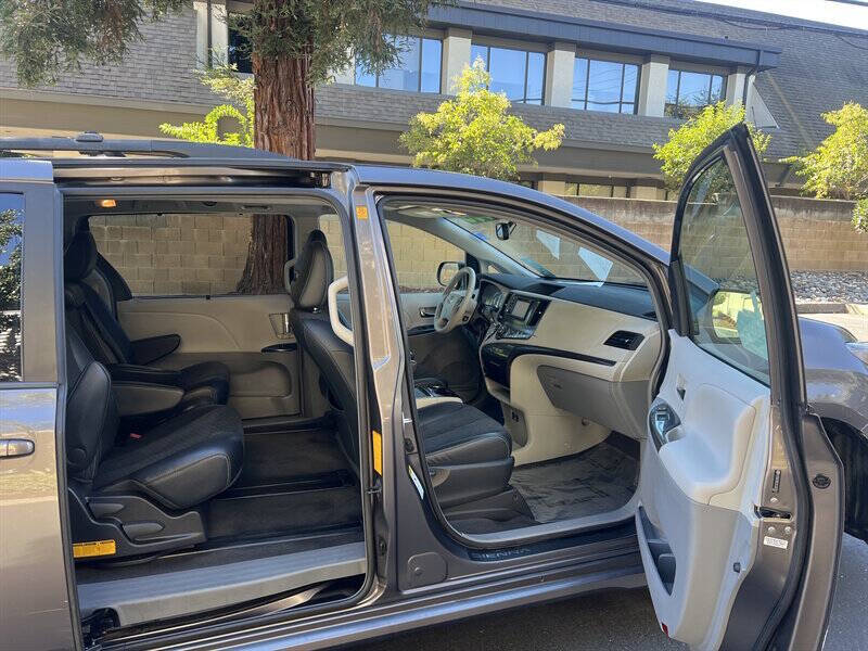 2012 Toyota Sienna SE 8-Passenger