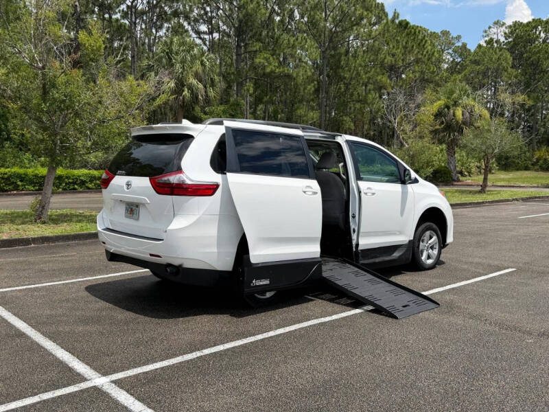 2020 Toyota Sienna LE Mobility 7-Passenger