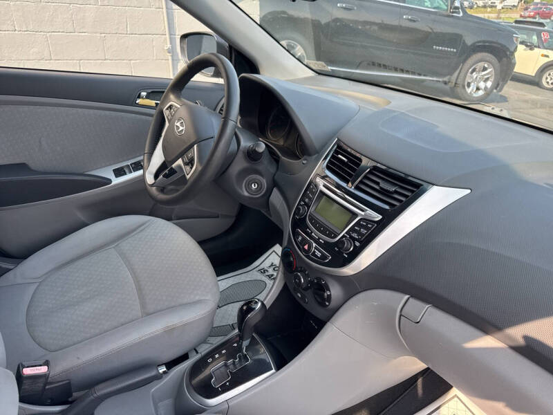 2012 Hyundai Accent SE