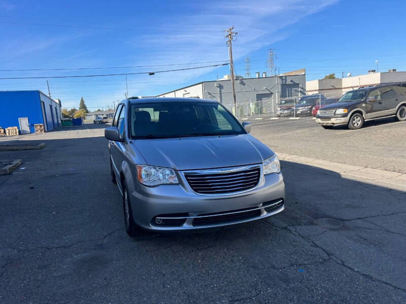 2015 Chrysler Town & Country Touring photo 3