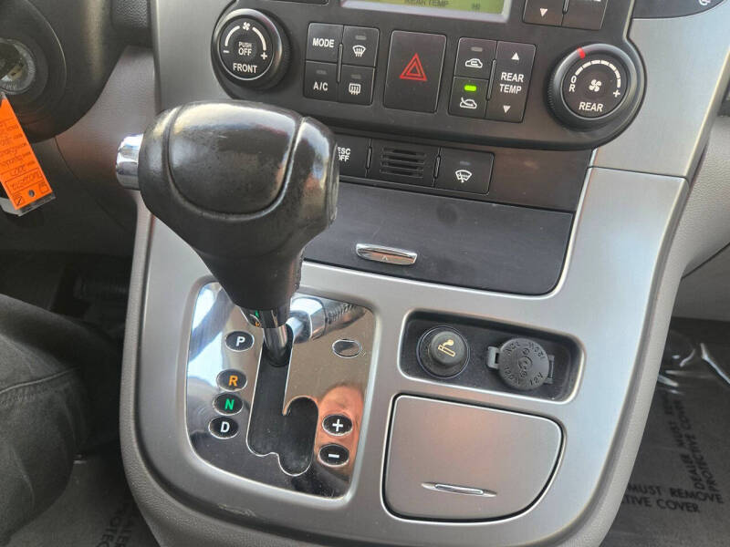 2007 Hyundai Entourage GLS