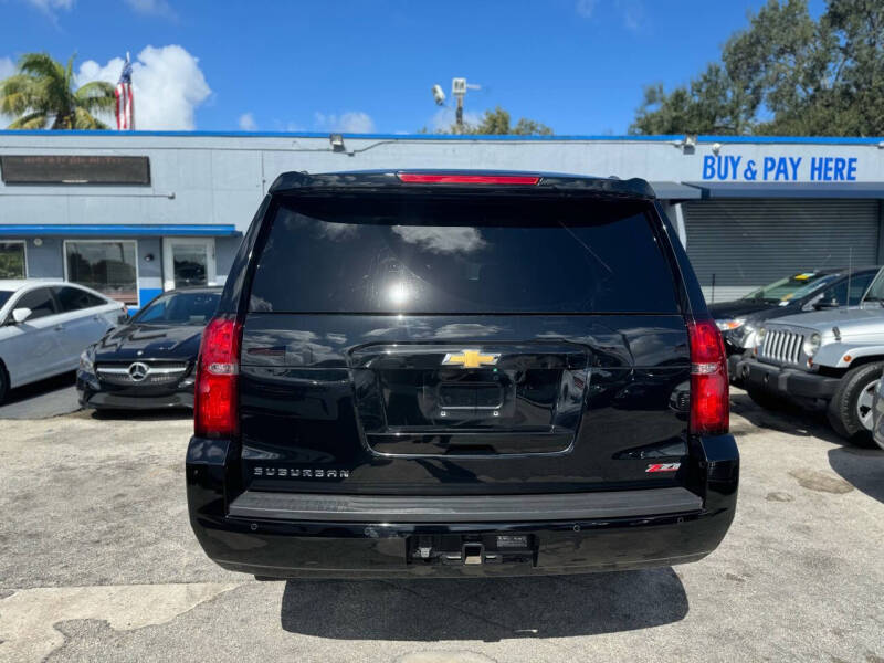 2018 Chevrolet Suburban LT photo 2