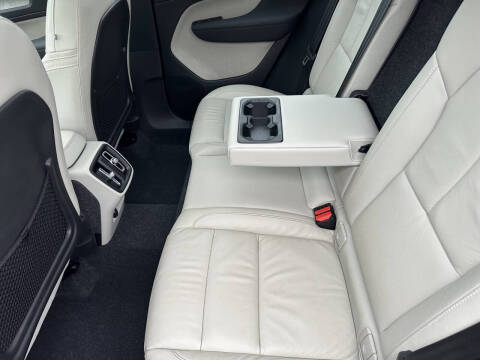 2023 Volvo XC40 B5 Plus Bright Theme