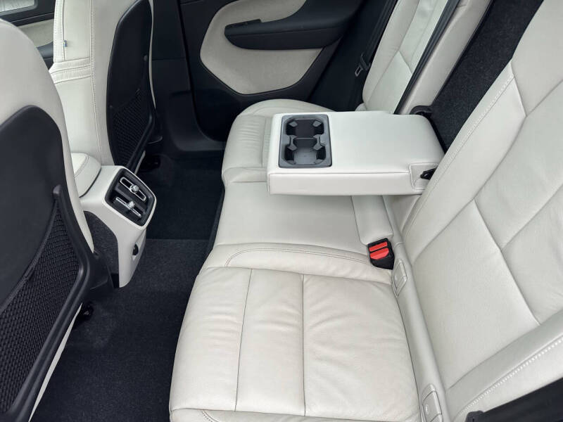 2023 Volvo XC40 B5 Plus Bright Theme