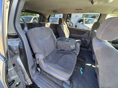 2004 Toyota Sienna LE 8 Passenger