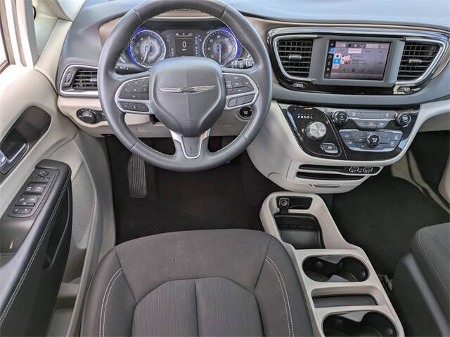 2022 Chrysler Voyager LX