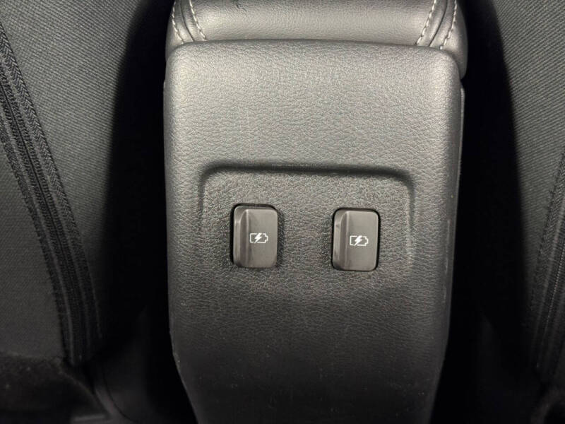 2022 Nissan Kicks SR