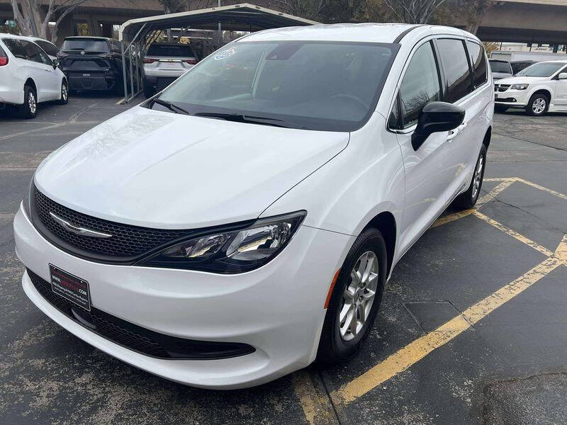 2024 Chrysler Voyager LX