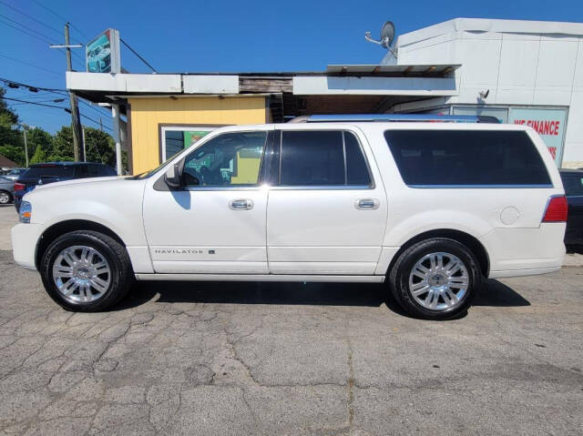 2013 Lincoln Navigator L for sale at DAGO'S AUTO SALES LLC in Dalton, GA