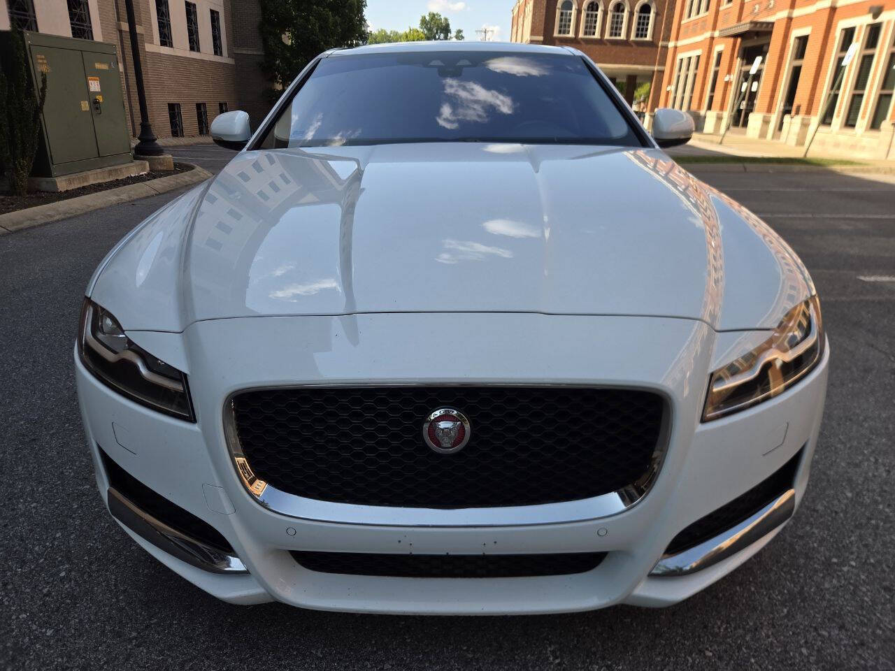 White 2017 Jaguar XF 20d Premium AWD 20d Premium 4dr Sedan 2
