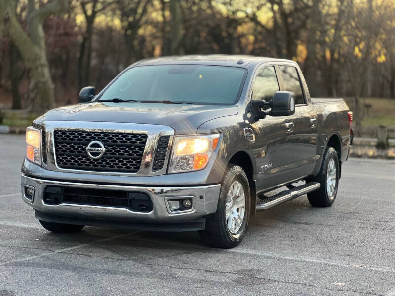 Nissan Titan's photo