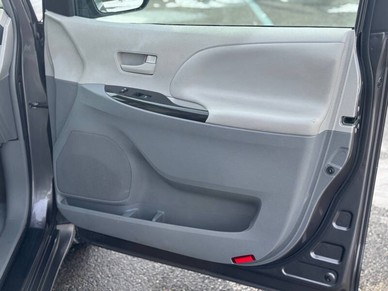 2013 Toyota Sienna LE 8-Passenger