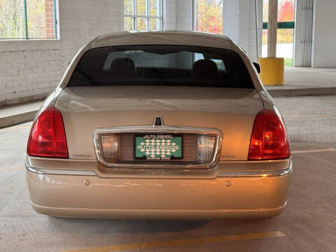 2005 Lincoln Town Car Signature Limited