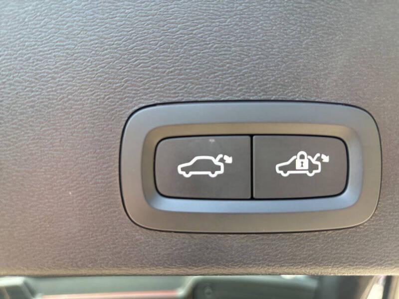 2023 Volvo XC40 B5 Plus Bright Theme