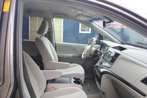 2014 Toyota Sienna LE 7-Passenger Auto Access Seat