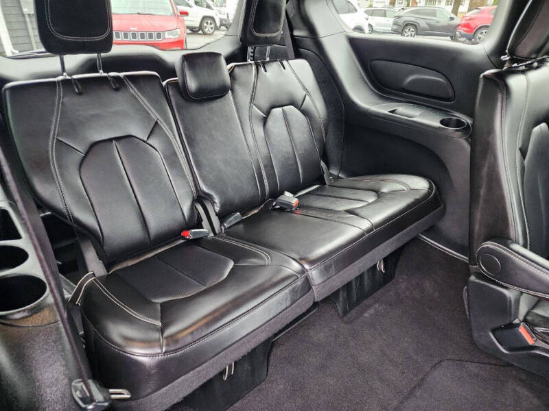 2025 Chrysler Pacifica Select