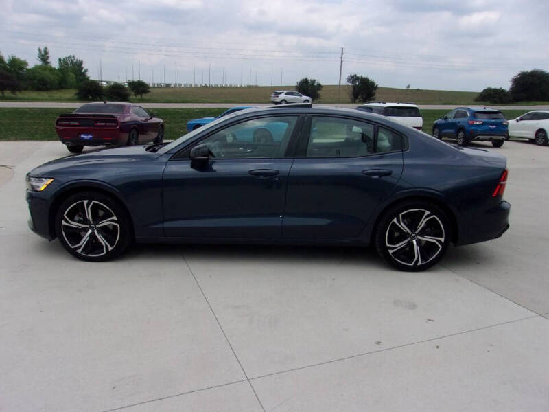 2024 Volvo S60 B5 Plus Dark Theme