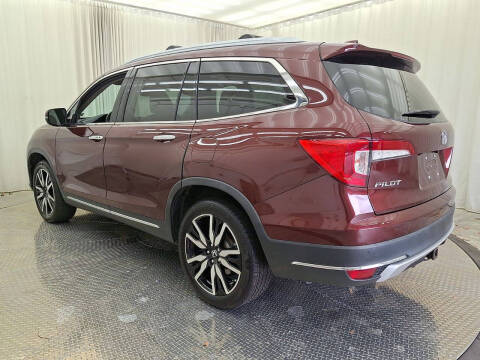 2019 Honda Pilot Touring w/Rear Captain's Chairs
