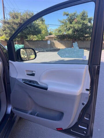 2012 Toyota Sienna SE 8-Passenger