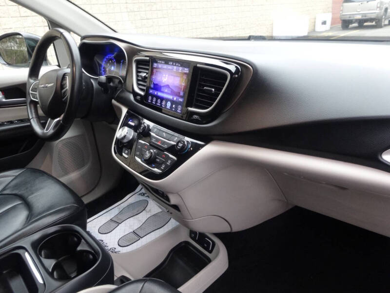 2017 Chrysler Pacifica Touring-L
