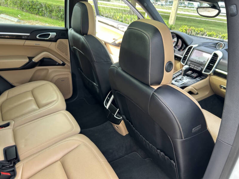 2017 Porsche Cayenne Platinum Edition