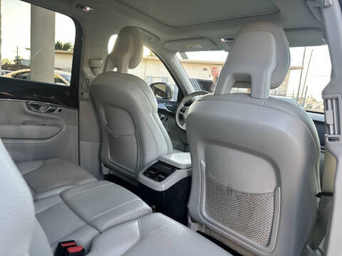 2017 Volvo XC90 T6 Momentum