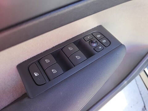 2023 Volvo XC40 B5 Plus Bright Theme