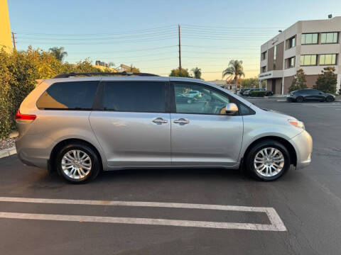 2013 Toyota Sienna XLE 7-Passenger Auto Access Seat