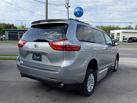2017 Toyota Sienna XLE 7-Passenger Auto Access Seat
