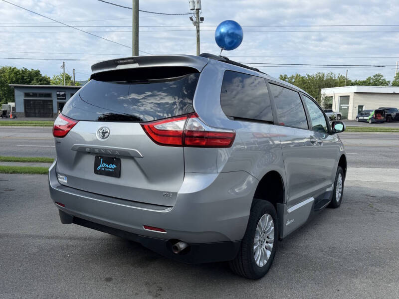 2017 Toyota Sienna XLE 7-Passenger Auto Access Seat