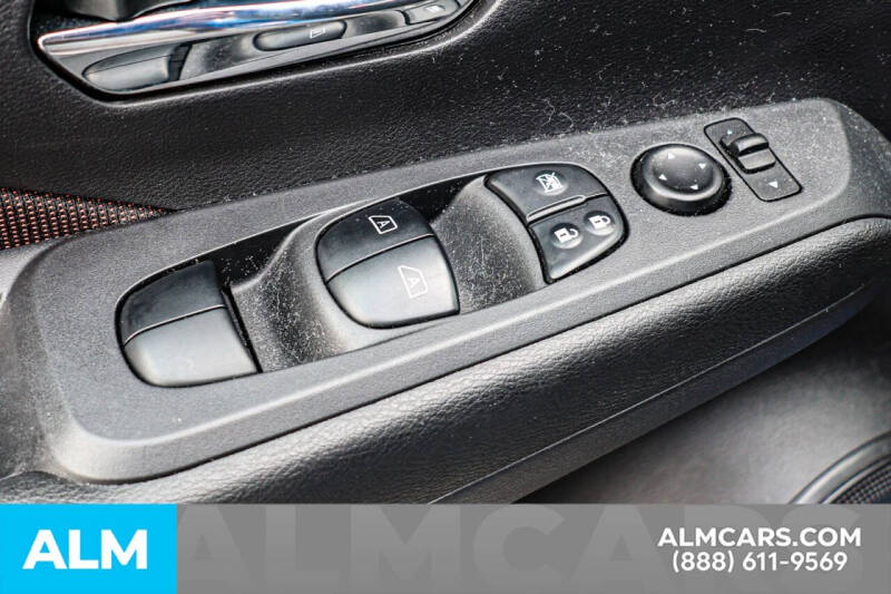 2022 Nissan Kicks SR