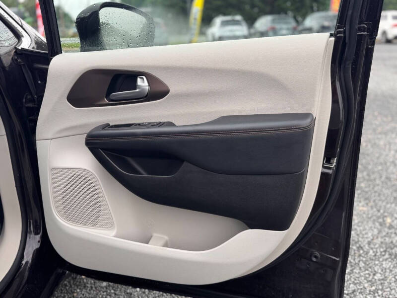 2017 Chrysler Pacifica Touring-L