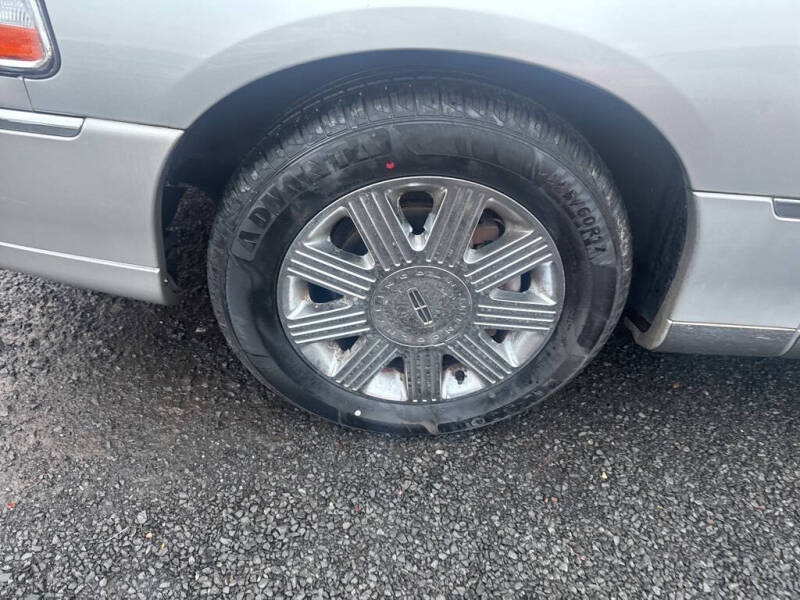 2005 Lincoln Town Car Signature Limited