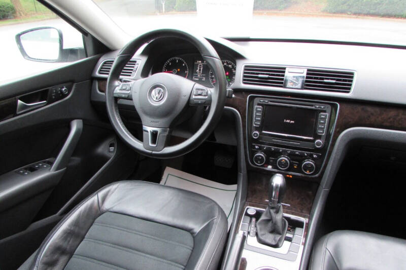 2014 Volkswagen Passat SEL Premium photo 18