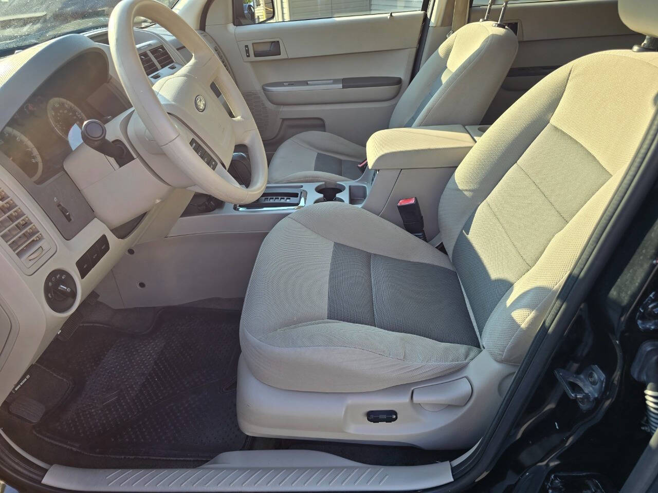 2008 Ford Escape for sale at QUEENSGATE AUTO SALES in York, PA