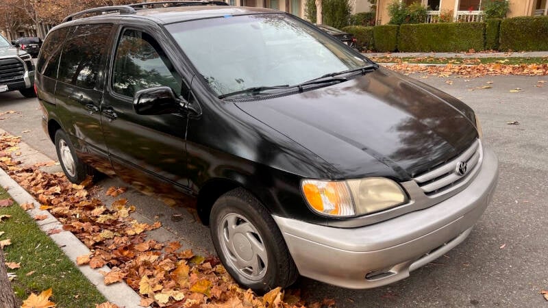 2003 Toyota Sienna LE photo 4