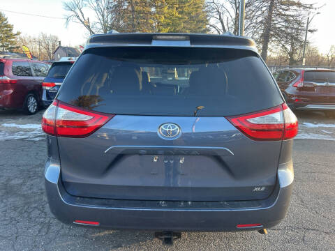 2016 Toyota Sienna XLE 7-Passenger Auto Access Seat