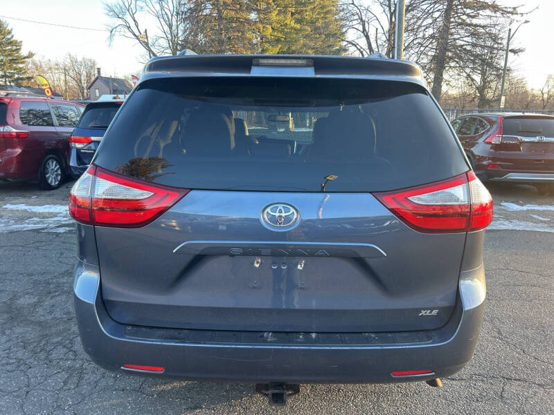 2016 Toyota Sienna XLE 7-Passenger Auto Access Seat