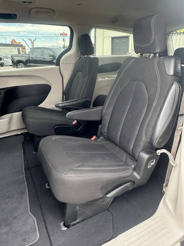 2023 Chrysler Voyager LX