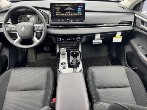 2025 Mitsubishi Outlander ES