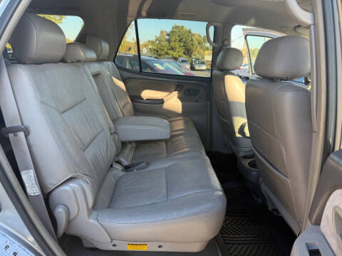 2004 Toyota Sequoia SR5