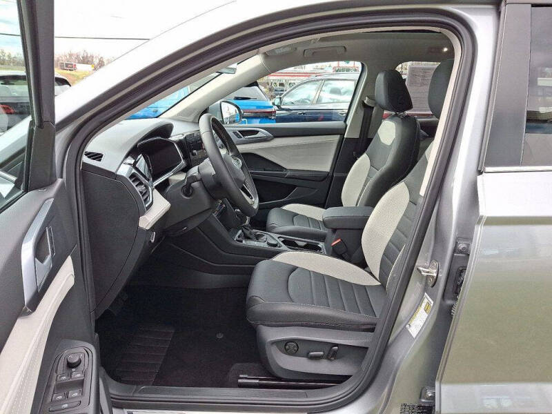 2025 Volkswagen Taos SEL 4Motion