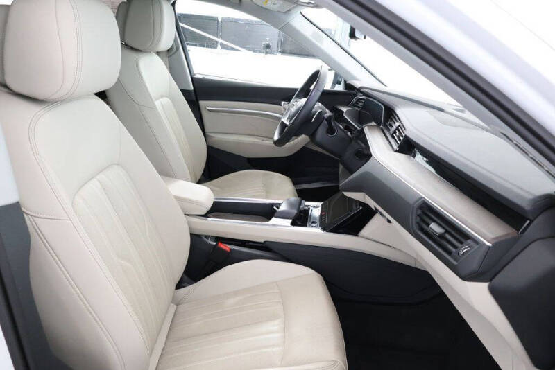 2024 Audi Q8 e-tron quattro Premium Plus