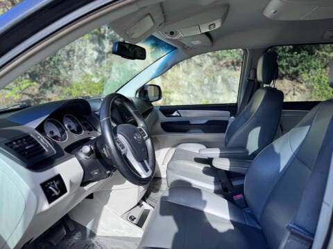 2012 Volkswagen Routan SE